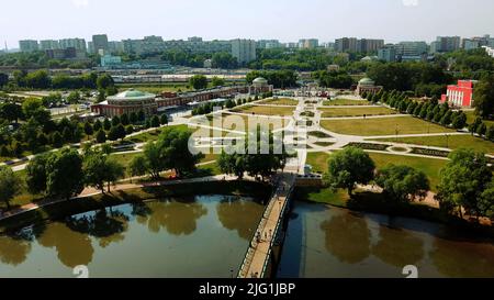 Fleurir les arbres dans un parc de la ville avec un petit étang. Créatif. Vue aérienne sur les buissons verts et les arbres, décoration de la ville en été Banque D'Images