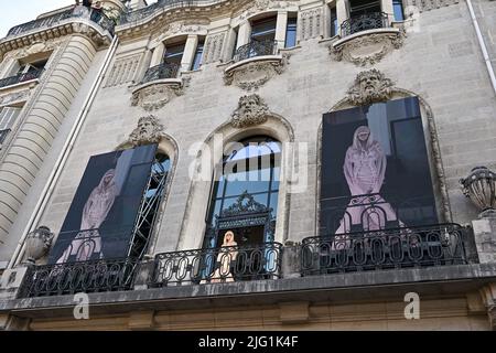 Un mannequin assistant au spectacle Jean Paul Gaultier x Olivier Rousting pendant la haute Couture du PFW à Paris, France sur 6 juillet 2022. Photo de Julien Reynaud/APS-Medias/ABACAPRESS.COM Banque D'Images