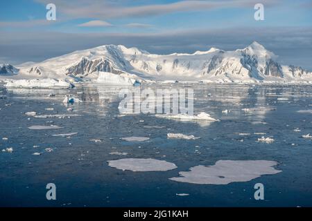 Icebergs et montagnes dans Crystal Sound sur la péninsule Antarctique Banque D'Images