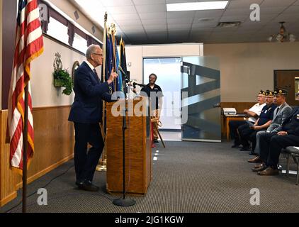 Emporia, Kansas, États-Unis. 6th juillet 2022. Le sénateur des États-Unis Jerry Moran (R-KS) préside aujourd'hui la cérémonie à l'ouverture du Département des anciens combattants des États-Unis, où est installé le pod ATLAS au American Legion Post 5 à Emporia. Le module conçu par Philips a été mis en place plus tôt cette année et mis à la disposition des vétérans afin qu'ils puissent prendre des rendez-vous de télémédecine avec n'importe quel hôpital va de 6 juillet 2022 à Emporia, Kansas. Crédit : Mark Reinstein/Media Punch/Alamy Live News Banque D'Images