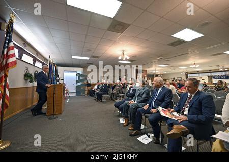 Emporia, Kansas, États-Unis. 6th juillet 2022. Le sénateur des États-Unis Jerry Moran (R-KS) préside aujourd'hui la cérémonie à l'ouverture du Département des anciens combattants des États-Unis, où est installé le pod ATLAS au American Legion Post 5 à Emporia. Le module conçu par Philips a été mis en place plus tôt cette année et mis à la disposition des vétérans afin qu'ils puissent prendre des rendez-vous de télémédecine avec n'importe quel hôpital va de 6 juillet 2022 à Emporia, Kansas. Crédit : Mark Reinstein/Media Punch/Alamy Live News Banque D'Images