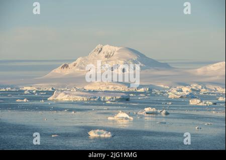 Icebergs et montagnes dans Crystal Sound sur la péninsule Antarctique Banque D'Images