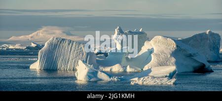Icebergs et montagnes dans Crystal Sound sur la péninsule Antarctique Banque D'Images