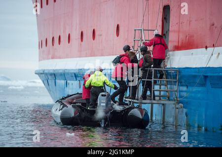 Touriste revenant au bateau de croisière à Crystal Sound sur la péninsule Antarctique Banque D'Images