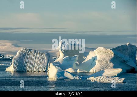 Icebergs et montagnes dans Crystal Sound sur la péninsule Antarctique Banque D'Images