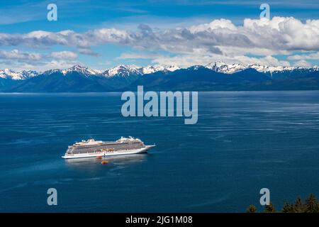 Hoonah, AK - 7 juin 2022 : navire de croisière Viking Orion ancré à Icy Strait point Alaska avec des passagers d'appel d'offres Banque D'Images