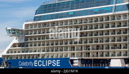 Hoonah, AK - 7 juin 2022: Fenêtres de cabines sur le bateau de croisière Celebrity Eclipse amarré en Alaska Banque D'Images