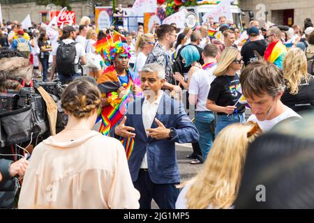 Sadiq Khan, maire de Londres, est interviewé avant le défilé de la fierté à Londres Banque D'Images