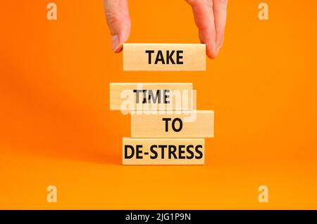 Prenez le temps de déstresser le symbole. Les mots de concept prennent le temps de déstresser sur les blocs de bois. Belle table orange fond orange. Affaires psychologiques Banque D'Images