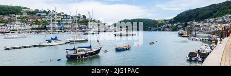 Vue panoramique sur la rivière Dart, Devon, Royaume-Uni, de Dartmouth sur la droite à Kingswear sur la gauche Banque D'Images