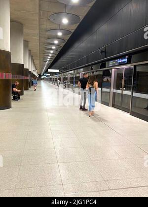 Une nouvelle ligne pour Londres la ligne Elizabeth est maintenant ouverte. Il s'étend sur plus de 100km de Reading et Heathrow à l'ouest en traversant des tunnels centraux jusqu'à Shenfield et Abbey Wood à l'est. Le nouveau chemin de fer construit par Crossrail Ltd s'arrêtera dans 41 gares accessibles - dont 10 nouvelles - et devrait desservir jusqu'à 200 millions de personnes chaque année. Banque D'Images
