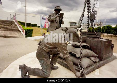 Statue de dockers devant le centre de congrès Excel London Banque D'Images