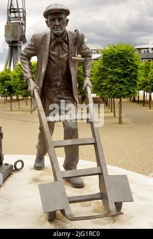 Statue de dockers devant le centre de congrès Excel London Banque D'Images