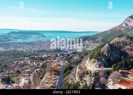 Vue panoramique depuis la forteresse de Klis jusqu'à la ville de Split, en Croatie. Banque D'Images