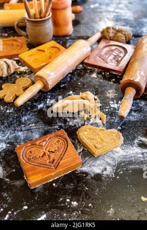 Punaises et moules à biscuits à l'atelier de fabrication de pain d'épice au Musée vivant de pain d'épice à Torun, en Pologne Banque D'Images