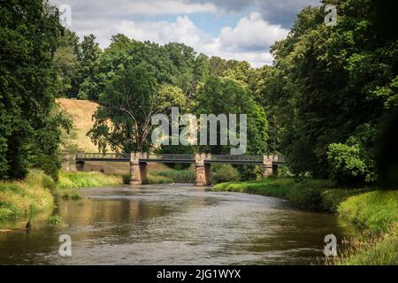 Parc de Bad Muskau, pont sur la rivière Lusatien Neisse Banque D'Images