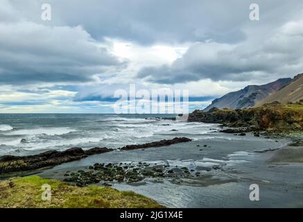 Une plage rocheuse avec des bergs sur l'Islande dans des vents forts avec de puissants surf Banque D'Images