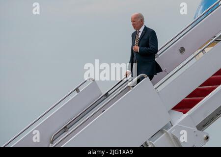 Washington, États-Unis. 06th juillet 2022. LE président DES ÉTATS-UNIS Joe Biden quitte la Force aérienne One à la base conjointe Andrews dans le Maryland sur 6 juillet 2022. Biden a fait des remarques annonçant la dernière règle de mise en œuvre du programme d'aide financière spéciale du Plan américain de sauvetage à Cleveland, Ohio. Photo par Ken Cedeno/Sipa USA crédit: SIPA USA/Alay Live News Banque D'Images