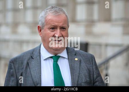 Londres, Royaume-Uni. 06th juillet 2022. Ian Blackford, politicien écossais, chef du Parti national écossais (SNP) à la Chambre des communes, à Whitehall ce soir. Blackford a appelé à maintes reprises le premier ministre à démissionner. Credit: Imagetraceur/Alamy Live News Banque D'Images