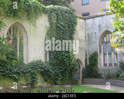 Ancien château abandonné à Londres, Angleterre, Royaume-Uni. Londres ville lieux cachés. Saint-Dunstan dans le jardin de l'église est Banque D'Images