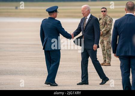 Washington, États-Unis. 06th juillet 2022. LE président AMÉRICAIN Joe Biden est accueilli à sa sortie de la Force aérienne One à la base conjointe Andrews, Maryland, sur 6 juillet 2022. Biden a fait des remarques annonçant la dernière règle de mise en œuvre du programme d'aide financière spéciale American Rescue PlanÕs à Cleveland, Ohio. Photo par Ken Cedeno/Sipa USA crédit: SIPA USA/Alay Live News Banque D'Images