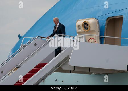 Washington, États-Unis. 06th juillet 2022. LE président DES ÉTATS-UNIS Joe Biden quitte la Force aérienne One à la base conjointe Andrews dans le Maryland sur 6 juillet 2022. Biden a fait des remarques annonçant la dernière règle de mise en œuvre du programme d'aide financière spéciale du Plan américain de sauvetage à Cleveland, Ohio. Photo par Ken Cedeno/Sipa USA crédit: SIPA USA/Alay Live News Banque D'Images