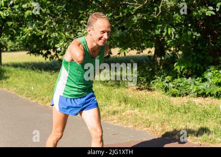 Un homme avec un entraînement de bras amaté à Greenwich Park, qui sera volontaire pour aider les prothetics ahelets à Birmingham 2022 Commonwealth Games UK Banque D'Images