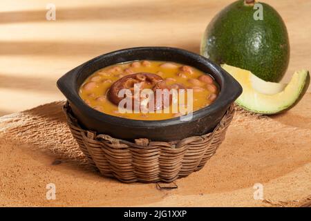 Soupe de haricots avec sabot de porc ; cuisine latino-américaine ou mexicaine. Banque D'Images