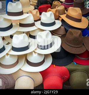 Panama chapeaux sur la stalle de marché d'Otavalo, Equateur. Banque D'Images