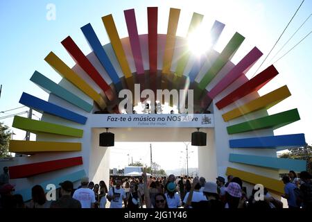 6 juillet 2022, Lisbonne, Portugal : les festivaliers assistent à la première journée du festival de musique nos Alive 2022 à Lisbonne, au Portugal, sur 6 juillet 2022. Le festival de musique nos Alive s'étend de 6 juillet à 9 juillet 2022 avec les courses, Florence + la machine, Metallica et imagine Dragons comme têtes de ligne. (Image de crédit : © Pedro Fiuza/ZUMA Press Wire) Banque D'Images