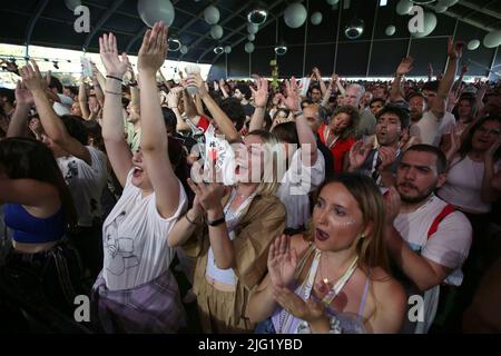 6 juillet 2022, Lisbonne, Portugal : les fans applaudissent lors du concert du groupe belge Balthazar le premier jour du festival de musique nos Alive 2022 à Lisbonne, au Portugal, sur 6 juillet 2022. Le festival de musique nos Alive s'étend de 6 juillet à 9 juillet 2022 avec les courses, Florence + la machine, Metallica et imagine Dragons comme têtes de ligne. (Image de crédit : © Pedro Fiuza/ZUMA Press Wire) Banque D'Images