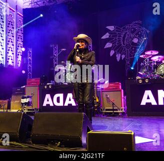 Adam et les Ants, visite des faceteries à Liverpool, 4 juillet 2022. Adam Ant, l'icône de la musique post-punk 80s, a produit nombre de ses plus grands succès, notamment Prince Charming, Stand and livrer, Physical, Goody Two Shoes, Kings of the Wild Frontier, vive le Rock, Ant Music et Plastic Surgery (du film Derek Jarman Jubilee). Banque D'Images