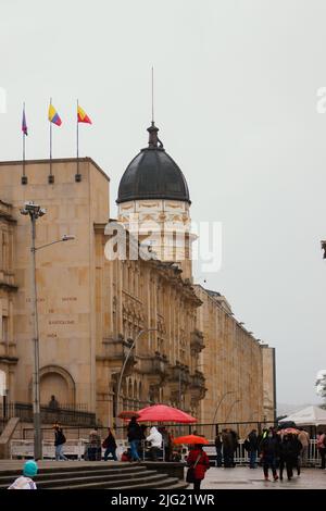 Rues du quartier de la Candelaria, avec des bâtiments de l'époque coloniale, site touristique important de la ville, Bogotá Colombie 6 juillet 2022 Banque D'Images