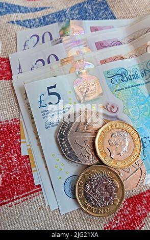 Billets de livre sterling, banque d'Angleterre et pièces de livre sur un drapeau de jack d'Union - coût de la vie crise, au Royaume-Uni / GB Banque D'Images