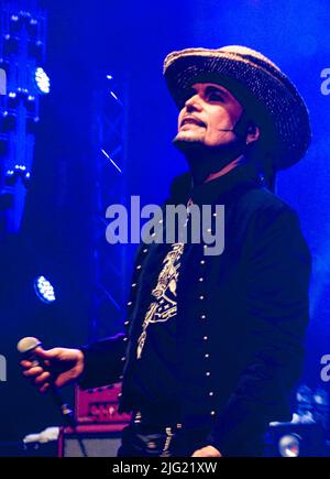 Adam et les Ants, visite des faceteries à Liverpool, 4 juillet 2022. Adam Ant, l'icône de la musique post-punk 80s, a produit nombre de ses plus grands succès, notamment Prince Charming, Stand and livrer, Physical, Goody Two Shoes, Kings of the Wild Frontier, vive le Rock, Ant Music et Plastic Surgery (du film Derek Jarman Jubilee). Banque D'Images