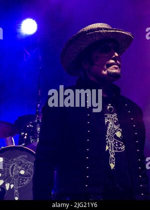 Adam et les Ants, visite des faceteries à Liverpool, 4 juillet 2022. Adam Ant, l'icône de la musique post-punk 80s, a produit nombre de ses plus grands succès, notamment Prince Charming, Stand and livrer, Physical, Goody Two Shoes, Kings of the Wild Frontier, vive le Rock, Ant Music et Plastic Surgery (du film Derek Jarman Jubilee). Banque D'Images