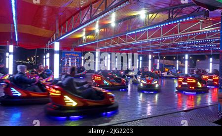 Moving Bumper cars, Funfair à Silverstone Woodlands, Towcester, Northamptonshire, Angleterre, Royaume-Uni, NN12 8TL Banque D'Images