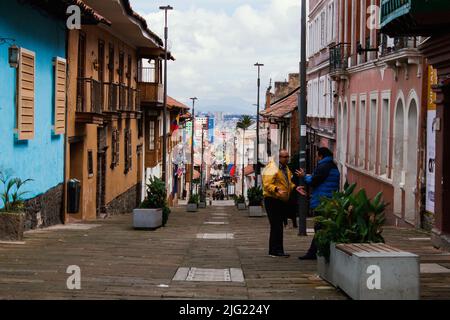 Rues du quartier de la Candelaria, avec des bâtiments de l'époque coloniale, site touristique important de la ville, Bogotá Colombie 6 juillet 2022 Banque D'Images