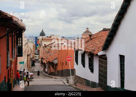 Rues du quartier de la Candelaria, avec des bâtiments de l'époque coloniale, site touristique important de la ville, Bogotá Colombie 6 juillet 2022 Banque D'Images