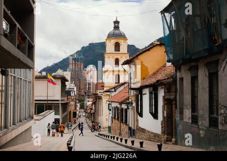 Rues du quartier de la Candelaria, avec des bâtiments de l'époque coloniale, site touristique important de la ville, Bogotá Colombie 6 juillet 2022 Banque D'Images