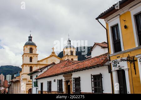 Rues du quartier de la Candelaria, avec des bâtiments de l'époque coloniale, site touristique important de la ville, Bogotá Colombie 6 juillet 2022 Banque D'Images