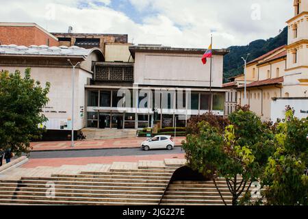 Rues du quartier de la Candelaria, avec des bâtiments de l'époque coloniale, site touristique important de la ville, Bogotá Colombie 6 juillet 2022 Banque D'Images