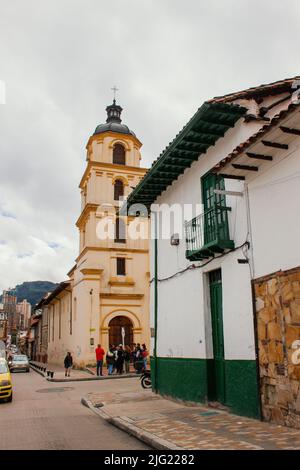 Rues du quartier de la Candelaria, avec des bâtiments de l'époque coloniale, site touristique important de la ville, Bogotá Colombie 6 juillet 2022 Banque D'Images
