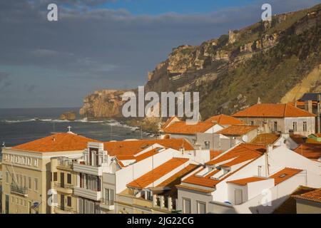 Bâtiments résidentiels avec toits et falaises de terracota, Nazare, Portugal. Banque D'Images