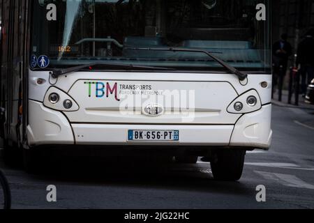 Photo d'un panneau avec le logo de TBM transporte bordeaux metropole dans un bus bordelais. Transports Bordeaux Métropole (ou TBM, anciennement Tram et bus de Banque D'Images