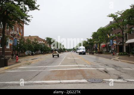 La rue est très calme et vide sur la scène où une fusillade massive a eu lieu lors d'un défilé annuel du 4th juillet sur Central Avenue dans Highland Park, Illinois, États-Unis sur 6 juillet 2022. Le tireur Robert E. Crimo III a ouvert le feu vidant deux magazines de 30 tours à la foule depuis un toit lors d'une parade annuelle du 4th juillet tuant sept personnes. Un juge a ordonné qu'il soit détenu en prison sans lien. (Photo : Alexandra Buxbaum/Sipa USA) Banque D'Images