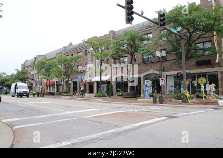 Highland Park, États-Unis. 06th juillet 2022. La rue est très calme et vide sur la scène où une fusillade massive a eu lieu lors d'un défilé annuel du 4th juillet sur Central Avenue dans Highland Park, Illinois, États-Unis sur 6 juillet 2022. Le tireur Robert E. Crimo III a ouvert le feu vidant deux magazines de 30 tours à la foule depuis un toit lors d'une parade annuelle du 4th juillet tuant sept personnes. Un juge a ordonné qu'il soit détenu en prison sans lien. (Photo par: Alexandra Buxbaum/Sipa USA) crédit: SIPA USA/Alay Live News Banque D'Images