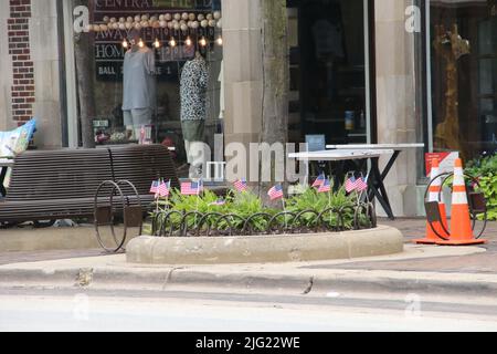 Highland Park, États-Unis. 06th juillet 2022. La rue est très calme et vide sur la scène où une fusillade massive a eu lieu lors d'un défilé annuel du 4th juillet sur Central Avenue dans Highland Park, Illinois, États-Unis sur 6 juillet 2022. Le tireur Robert E. Crimo III a ouvert le feu vidant deux magazines de 30 tours à la foule depuis un toit lors d'une parade annuelle du 4th juillet tuant sept personnes. Un juge a ordonné qu'il soit détenu en prison sans lien. (Photo par: Alexandra Buxbaum/Sipa USA) crédit: SIPA USA/Alay Live News Banque D'Images
