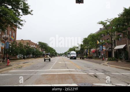 Highland Park, États-Unis. 06th juillet 2022. La rue est très calme et vide sur la scène où une fusillade massive a eu lieu lors d'un défilé annuel du 4th juillet sur Central Avenue dans Highland Park, Illinois, États-Unis sur 6 juillet 2022. Le tireur Robert E. Crimo III a ouvert le feu vidant deux magazines de 30 tours à la foule depuis un toit lors d'une parade annuelle du 4th juillet tuant sept personnes. Un juge a ordonné qu'il soit détenu en prison sans lien. (Photo par: Alexandra Buxbaum/Sipa USA) crédit: SIPA USA/Alay Live News Banque D'Images