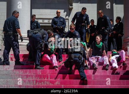 Los Angeles, Californie, États-Unis. 6th juillet 2022. Les policiers arrêtent des activistes pro-choix menottés les uns aux autres, qui se sont enchaînés aux colonnes de l'hôtel de ville dans le centre-ville de Los Angeles pour protester contre la perte des droits génésiques à l'échelle nationale et pour exiger que le gouvernement fédéral restaure l'avortement légal dans tout le pays. (Credit image: © Raquel Natalicchio/ZUMA Press Wire) Credit: ZUMA Press, Inc./Alamy Live News Banque D'Images